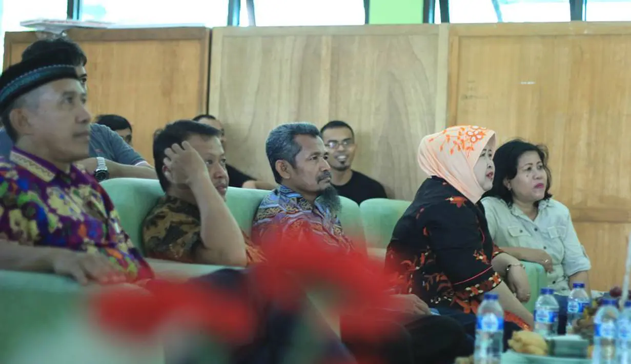 Sejumlah guru ikut hadir dalam acara reuni angkatan 2003 dengan tema "Dulu, Kini dan Selamanya" di gedung SMAN 57 Jakarta, Minggu (29/3/2015). (Dok.Pribadi)