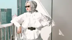 Tampil dengan busana casual berwarna putih, Dian Pelangi memadukannya dengan hijab putih bercorak hitam yang disesuaikan dengan ikat pinggang serta kacamata. Gaya ibu satu anak ini terlihat begitu menawan. (Liputan6.com/IG/@dianpelangi)