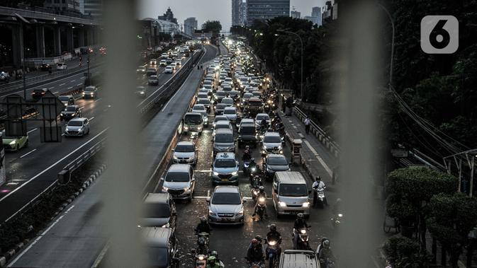 Kepadatan arus lalu-lintas saat pemberlakuan Ganjil Genap di Jalan MT Haryono, Jakarta, Senin (3/8/2020). Seperti diketahui, Pemprov DKI Jakarta kembali memberlakukan Ganjil Genap di 25 ruas jalan Ibu Kota sebagai upaya menekan laju pertambahan kasus Covid-19. (merdeka.com/Iqbal S. Nugroho)