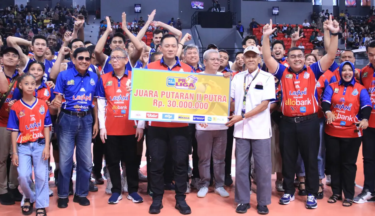 <p>Tokoh pembina Jakarta LavAni Allobank Electric, Agus Harimurti Yudhoyono (tengah) saat menerima papan simbolis uang senilai Rp30 juta sebagai juara putaran kedua PLN Mobile Proliga 2024 usai mengalahkan Jakarta Garuda Jaya pada laga seri keempat putaran kedua di GOR Terpadu A. Yani, Pontianak, Sabtu (22/6/2024). Jakarta LavAni Allobank Electric menang 3-0 (25-20, 25-11, 25-20). (Dok. PBVSI)</p>