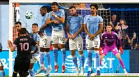 Lionel Messi mengeksekusi tendangan bebas dalam laga New York City FC vs Inter Miami di Major League Soccer (MLS) 2025, Kamis (25/9/2025). (AP Photo/Noah K. Murray)
