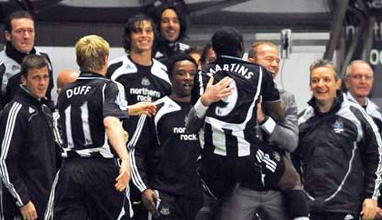 Newcastle United's Obafemi Martins celebrates with Alan Shearer after scored the second goal during English Premier League match at St James' Park on May 11, 2009. AFP PHOTO/ANDREW YATES