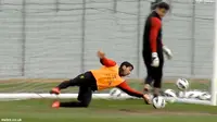 Saat Luis Suarez Jadi Penjaga Gawang