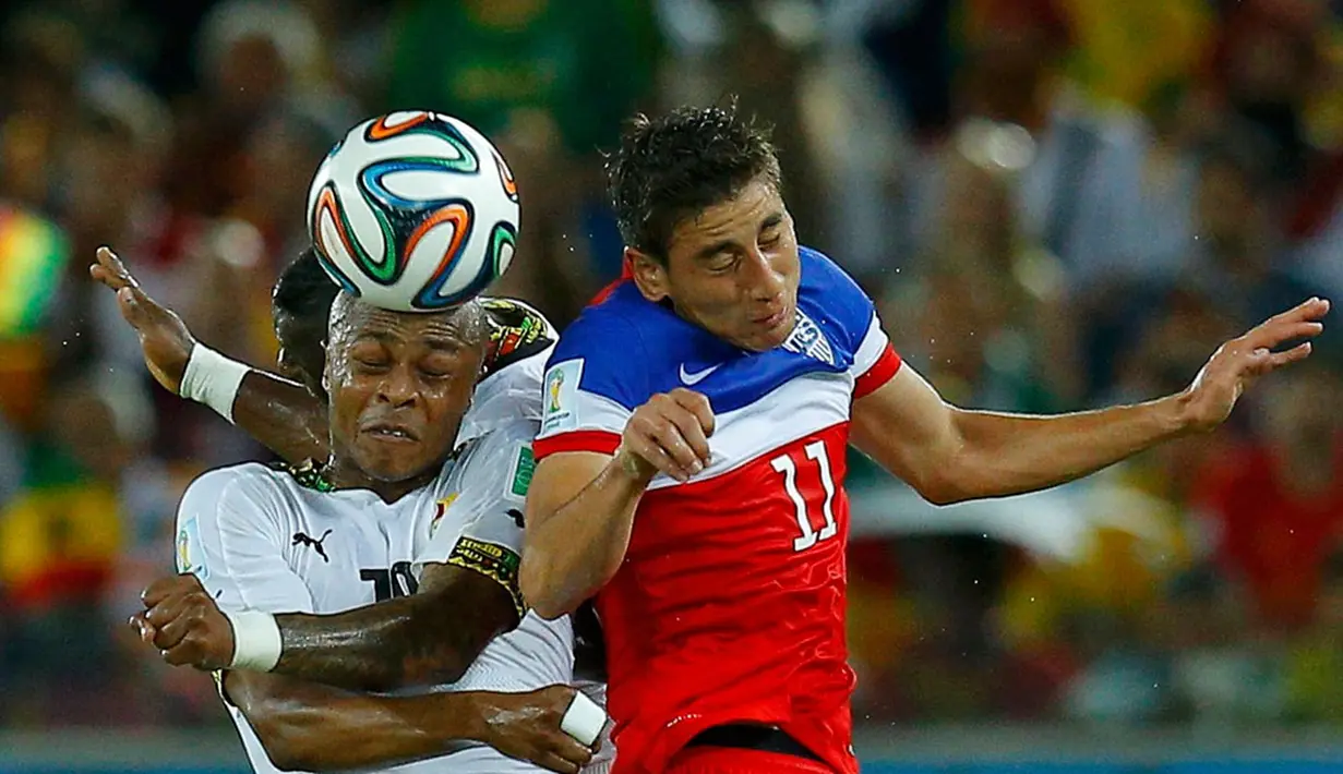 Gelandang Ghana, Andre Ayew (kiri), berebut bola atas dengan Alejandro Bedoya (AS) saat berlaga melawan Ghana di babak penyisihan Piala Dunia Grup G di di Dunas Arena, Brasil, (17/6/2014). (REUTERS/Brian Snyder)