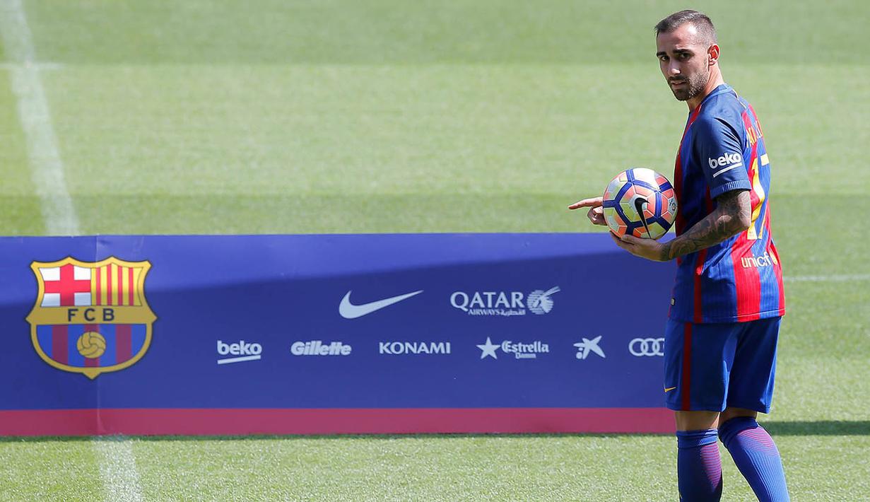 Penyerang anyar Barcelona, Paco Alcacer, diperkenalkan kepada publik Catalunya. Mantan striker Valencia ini harus bersaing dengan Lionel Messi, Luis Suarez dan Neymar untuk mendapatkan tempat utama. (Reuters/Stringer)