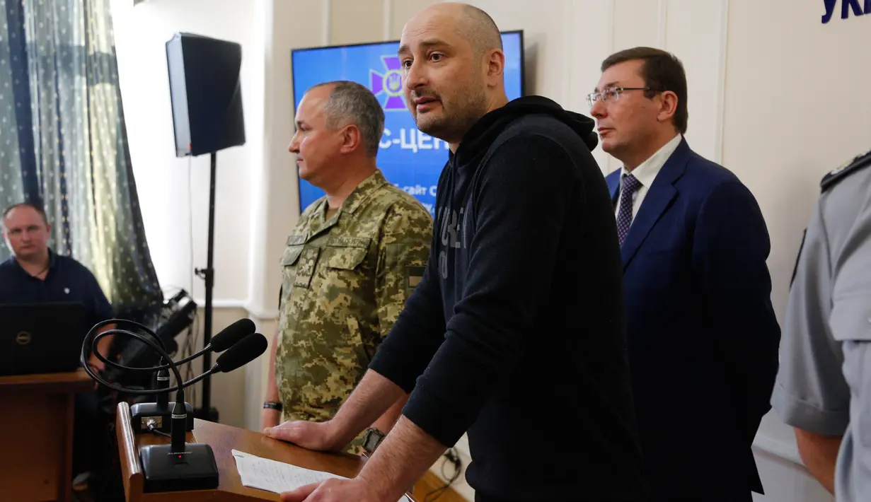 Wartawan Rusia, Arkady Babchenko memberikan keterangan dalam konferensi pers di Dinas Keamanan Ukraina, Rabu (30/5). Laporan tentang pembunuhan Babchenko pada Selasa (29/05) waktu setempat, sempat memicu ketegangan politik.  (AP/Efrem Lukatsky)