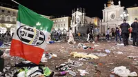 Suporter Juventus meninggalkan lokasi nonton bareng (nobar) final Liga Champions di Turin, Italia, Minggu (4/6). Sebuah ledakan terjadi beberapa saat setelah final Liga Champions antara Juventus vs Real Madrid berakhir. (Alessandro Di Marco/ANSA via AP)