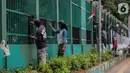 Pekerja melakukan pengecatan pagar di kompleks Parlemen Gedung DPR/MPR, Senayan, Jakarta., Rabu (16/10/2019). Jelang pelantikan presiden dan wakil presiden pada 20 Oktober, berbagai persiapan dilakukan Gedung DPR, salah satunya mempercantik pagar di depan pintu masuk. (Liputan6.com/Faizal Fanani)