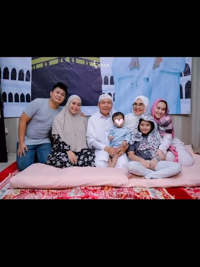 6 Potret Ayu Ting Ting Sambut Orangtua Pulang Haji, Penuh Haru Bahagia