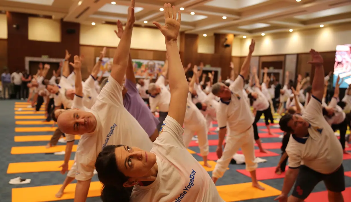 Para diplomat dari berbagai negara melakukan yoga bersama untuk memperingati Hari Yoga Internasional di New Delhi, India, Jumat (21/6/2019). Hari Yoga Internasional yang diperingati setiap tanggal 21 Juni mulai dilakukan pada tahun 2014. (AP Photo/Altaf Qadri)