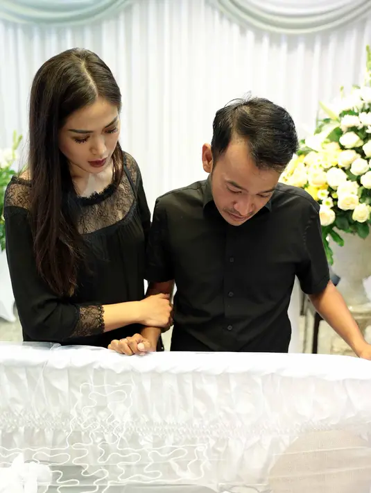 Jessica yang berpakaian serba hitam sebagai bentuk turut berduka ini terus mendampingi Ruben sambil mengamati jenazah ayah Ruben yang kini sudah menghadap Sang Pencipta.  (Deki Prayoga/Bintang.com)