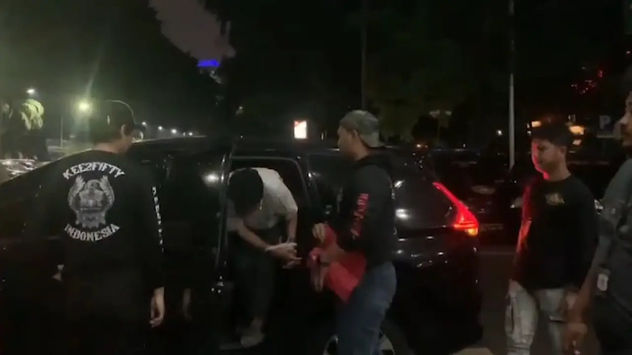 Polisi menangkap terduga pelaku pemerasan terhadap Selebgram Ria Ricis.