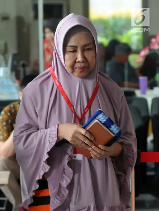 Ekspresi anggota DPRD Kota Malang Heri Pudji Utami usai diperiksa KPK, Jakarta, Jumat (20/4). Heri Pudji diperiksa sebagai saksi untuk tersangka Wakil Ketua DPRD Kota Malang Rahayu Sugiarti. (Merdeka.com/Dwi Narwoko)