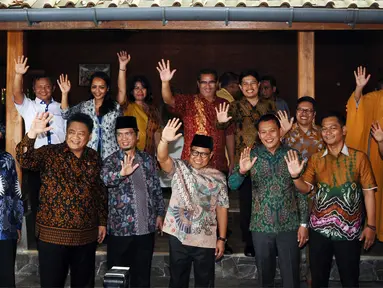 Sejumlah tokoh lintas partai dan agama melambaikan tangan usai pertemuan dan memberi keterangan di Jakarta, Selasa (23/5). Pertemuan membahas sejumlah masalah kebangsaan menuju Indonesia yang damai. (Liputan6.com/Helmi Fithriansyah)