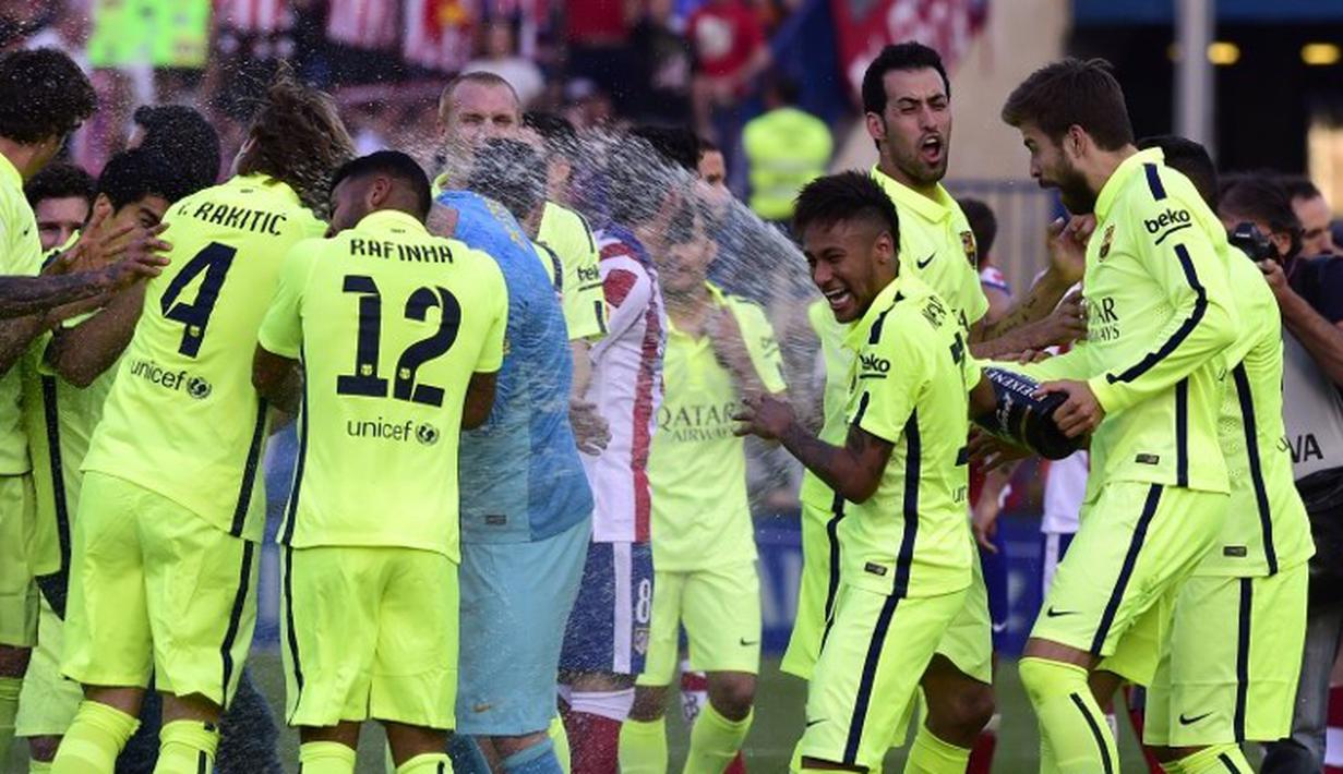  Pemain Barcelona merayakan gelar juara La Liga yang baru saja di raih. Barcelona memastikan meraih gelar La Liga Spanyol musim 2014/2015 setelah menang atas tuan rumah Atletico Madrid 1-0 di Stadion Vicente Calderon, Minggu (17/5). (AFP PHOTO / GERARD JU