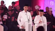 Capres-cawapres nomor urut 01 Joko Widodo atau Jokowi (kiri) dan Ma'ruf Amin saat memaparkan visi misi dalam debat Pilpres 2019, Jakarta, Kamis (17/1). (Liputan6.com/Faizal Fanani)