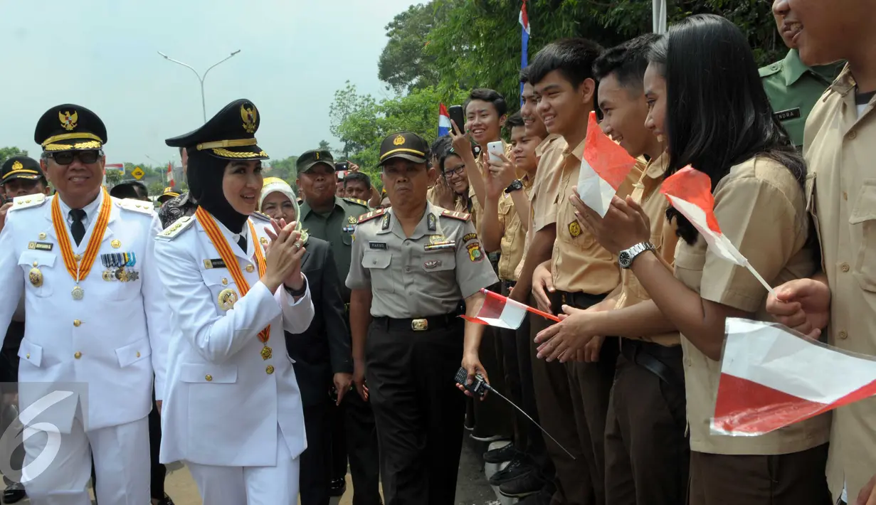 Wali Kota Tangerang Selatan terpilih Airin Rachmi Diany didampingi Wakil Wali Kota Benyamin Davnie disambut warga saat tiba di lokasi untuk meresmikan Jembatan Ciater Kota Tangsel Rabu (20/4). (Liputan6.com/Helmi Afandi)