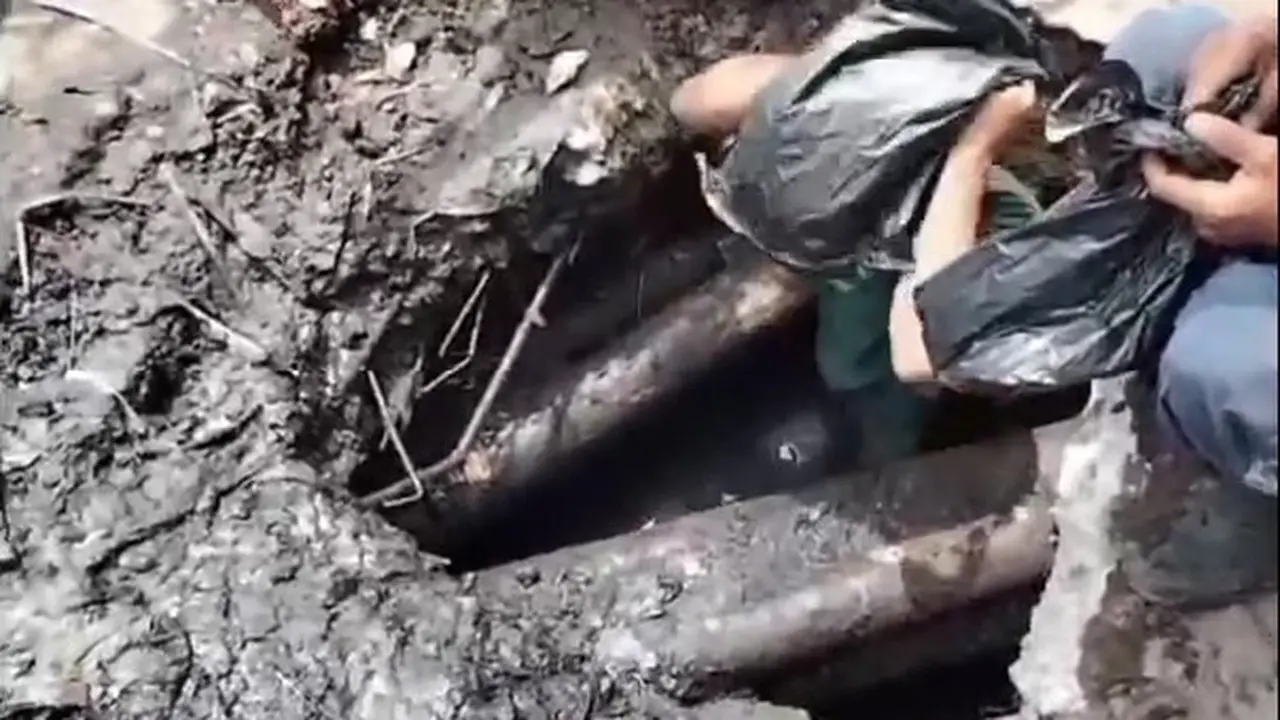 Petugas dari Tim Unit Reaksi Cepat Dinas Pekerjaan Umum Bina Marga dan Sumber Daya Air (DPU BMSDA) membersihkan sampah yang menumpuk di gorong-gorong perumahan warga. (Istimewa)