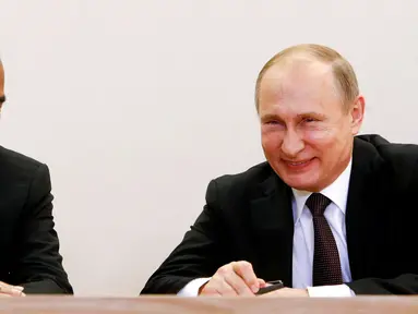 Presiden Joko Widodo (Jokowi) dan Presiden Rusia, Vladimir Putin (kanan) menghadiri upacara penandatanganan seusai pertemuan di Sochi, Rusia, Rabu (18/5). Keduanya melakukan pertemuan bilateral sebelum KTT ASEAN-Rusia. (REUTERS/Sergei Karpukhin)