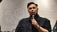 Ivan Gunawan meluncurkan koleksi Hari Raya bertajuk The Light of Treasure di Hotel Borobudur, Jakarta, Rabu, 24 Januari 2024. (dok. Liputan6.com/Dinny Mutiah)