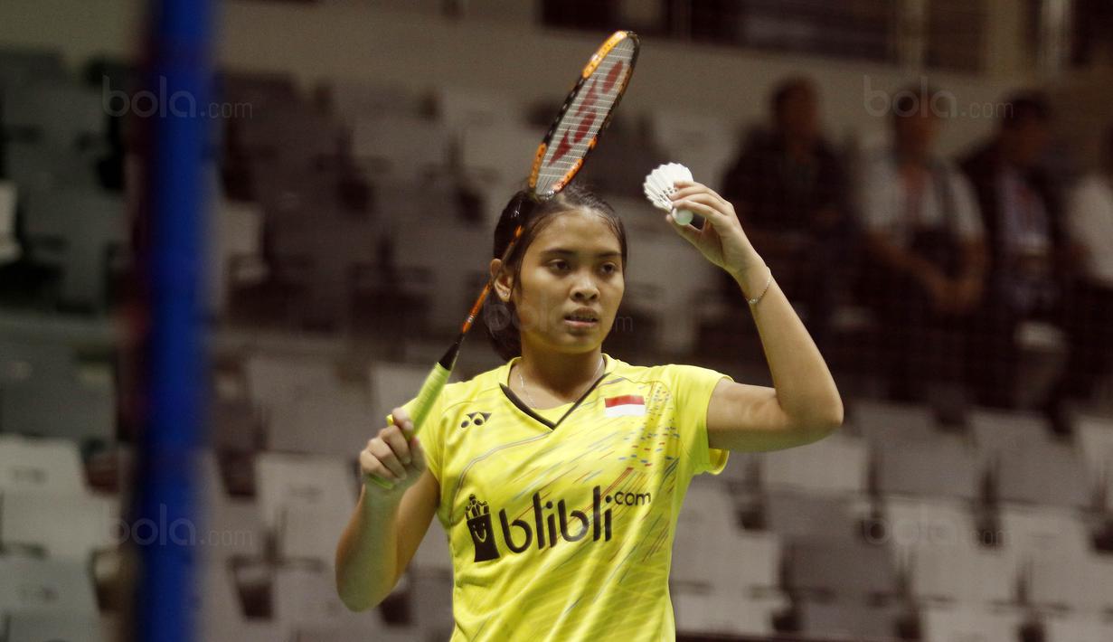 Pebulutangkis Indonesia, Gregoria Mariska, saat melawan pebulutangkis Denmark, Sofie Holmboe Dahl, pada laga Indonesia Masters 2018 di Istora Senayan, Selasa (23/1/2018). Gregoria menang 21-12 dan 21-13 atas Sofie Holmboe. (Bola.com/M Iqbal Ichsan)