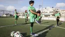 Sejumlah pesepak bola putri klub Beit Umar Palestina saat mengikuti sesi latihan di sebuah lapangan di Kota Hebron. (AFP/Hazem Bader)