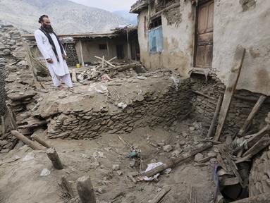 Seorang warga setempat melihat kerusakan akibat gempa bumi berkekuatan magnitudo 6,0 yang melanda Dara Noor, Provinsi Kunar, Afghanistan timur, pada 2 September 2025. (AP Photo/Wahidullah Kakar)