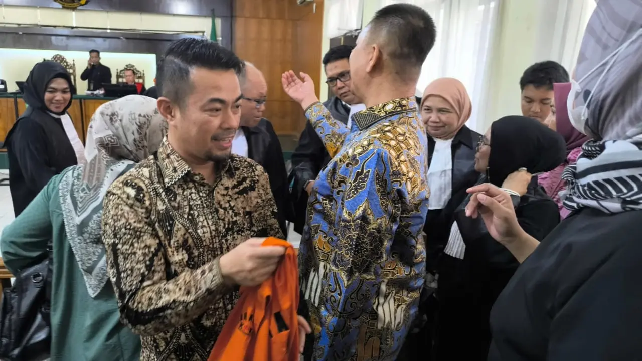 Eks Penjabat Wali Kota Pekanbaru Risnandar Mahiwa menjalani sidang perdana korupsi.