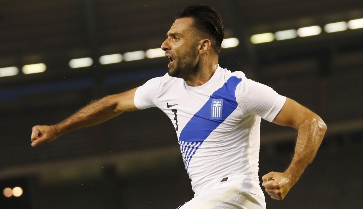 Striker Yunani, Giorgos Tzavellas, melakukan selebrasi usai mencetak gol ke gawang Belgia pada laga uji coba di Stadion King Baudouin, Jumat (4/6/2021). Kedua tim bermain imbang 1-1. (AP/Francisco Seco)
