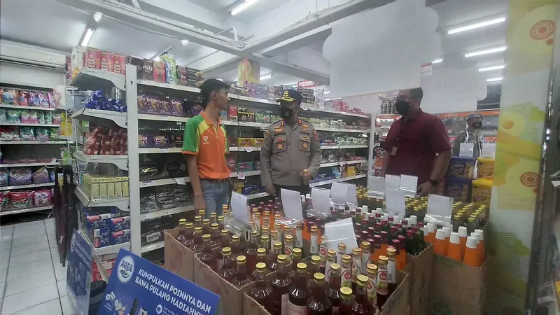 Kapolres Tasikmalaya AKBP Rimsyahtono, melakukan inspeksi minyak goreng di sejumlah pasar tradisionla dan modern di Pasar Singaparna, Tasikmalaya.