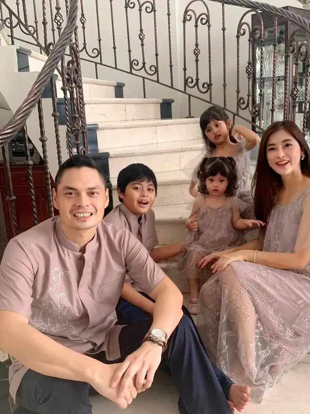 Eva Anindita bersama keluarga (Foto: Instagram  eva_anindita_zachrie)