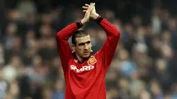 Eric Cantona dibeli MU dari Leeds United dengan harga 1,2 juta poundsterling. King Cantona sukses mencetak 82 gol untuk United dalam jangka waktu lima musim. (Bola.com/Istimewa)