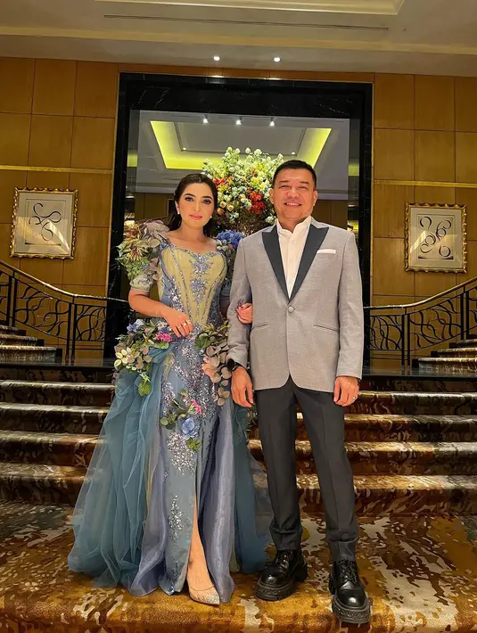 Kali ini tampil berdua dengan sang suami Anang, Ashanty kembali menjelma sebagai peri dengan dress megahnya. Ia mengenakan sebuah dress bernuansa biru yang dipenuhi attachment bunga dan daun bak peri. [Foto: Instagram/ashanty_ash]