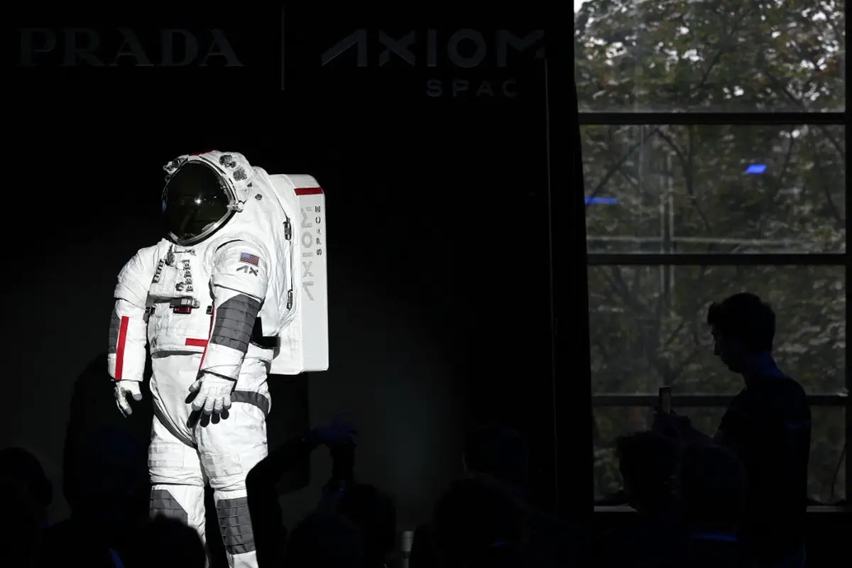 Prada Rilis Dalaman Baju Astronot NASA, Targetkan Orang-orang Super Kaya
