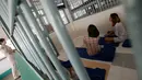 Petugas berbincang dengan narapidana transgender di penjara Pattaya Prison, Provinsi Choburi, Thailand (6/1). Di penjara ini narapidana LGBT dipisahkan dari narapidana lain untuk mencegah kekerasaan yang terjadi. (AP Photo/Sakchai Lalit)