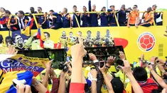 Kembalinya Timnas Kolombia usai berlaga di putaran final Piala Dunia 2014 disambut meriah ribuan suporter di Bogota, (6/7/2014). (REUTERS/Jose Miguel Gomez)