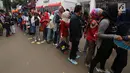 Pengunjung antre menuju Merchandise Superstore jelang Closing Ceremony Asian Games 2018 di kawasan Gelora Bung Karno, Jakarta, Minggu (2/9). Mereka rela antre berjam-jam sebelum toko dibuka. (Liputan6.com/Fery Pradolo)