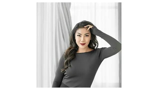 Awet Muda, Ini 7 Pesona Istri Ari Wibowo yang Curi Perhatian