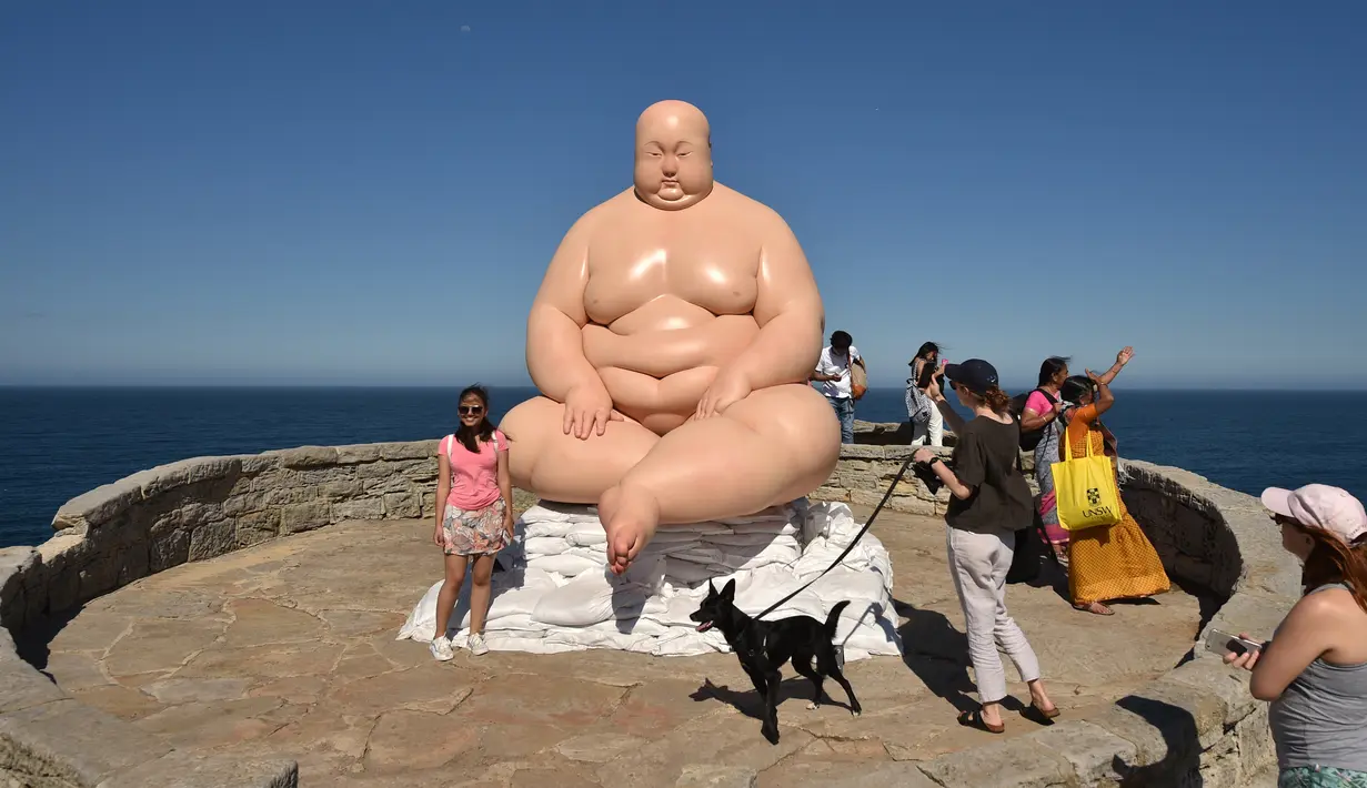 Pengunjung melihat patung berjudul Horizon karya Mu Boyan , saat pameran Sculpture by the Sea di Sydney, Australia, Jumat (19/10). Pameran di sepanjang pesisir pantai Bondi dan Tamarama itu berlangsung hingga 4 November 2018. (PETER PARKS/AFP)