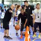 Mantan pemain NBA, Muggsy Bogues membawa bola pada acara Regional Selection Camp Jr. NBA Indonesia 2018 di Cilandak Sport Center, Jakarta. Kegiatan digelar pada 21-22 Juli 2018. (Liputan6.com/Fery Pradolo)