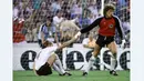 Bernd dan Karl-heinz Forster adalah anggota Timnas Jerman Barat saat menjuarai Piala Eropa 1980. (www.squawka.com)