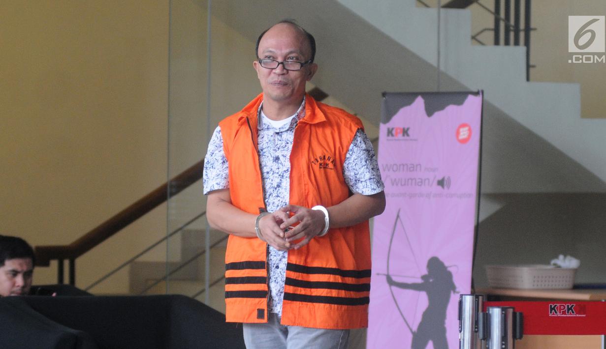 Ekspresi anggota DPRD Sumut Tohonan Silalahi usai menjalani pemeriksaan lanjutan di Gedung KPK, Jakarta, Senin  (18/3).  Tohonan diduga menerima suap persetujuan LPJ APBD 2012 dan pengesahan perubahan APBD 2013-2015. (merdeka.com/Dwi Narwoko)