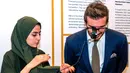 Seorang anggota Tim Robotika Gadis Afghanistan mendemonstrasikan penggunaan robot kepada mantan pemain sepak bola Inggris dan duta UNICEF, David Beckham mendengarkan di Forum Doha di ibukota Qatar  (27/3/2022). (Marwan Tahtah/Mofa/Doha Forum)