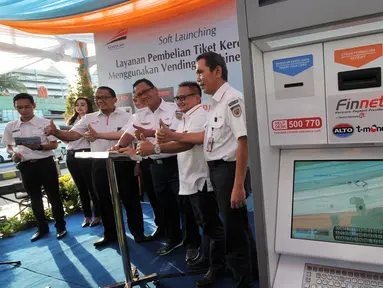 Direktur Utama PT Kereta Api Indonesia (KAI) Edi Sukmoro resmi meluncurkan fasilitas layanan kereta api terbaru di stasiun Senen, Jakarta, Jumat (13/3/2015). (Liputan6.com/Johan Tallo)