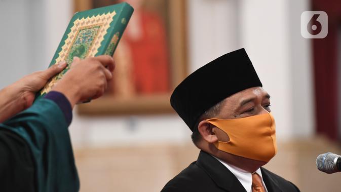 Kepala Badan Pelindungan Pekerja Migran Indonesia (BP2MI) Benny Rhamdani mengucapkan sumpah jabatan saat dilantik di Istana Negara, Jakarta, Rabu (15/4/2020). Presiden Joko Widodo resmi melantik Benny Rhamdani menjadi Kepala BP2MI. (Antarafoto/Hafidz Mubarak/Pool)