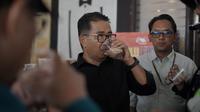 Pj Gubernur Kaltim Akmal Malik saat mencoba minuman hasil UMKM yang dipamerkan di Rumah Kemas Batiwakkal di Tanjung Redeb, Kabupaten Berau.