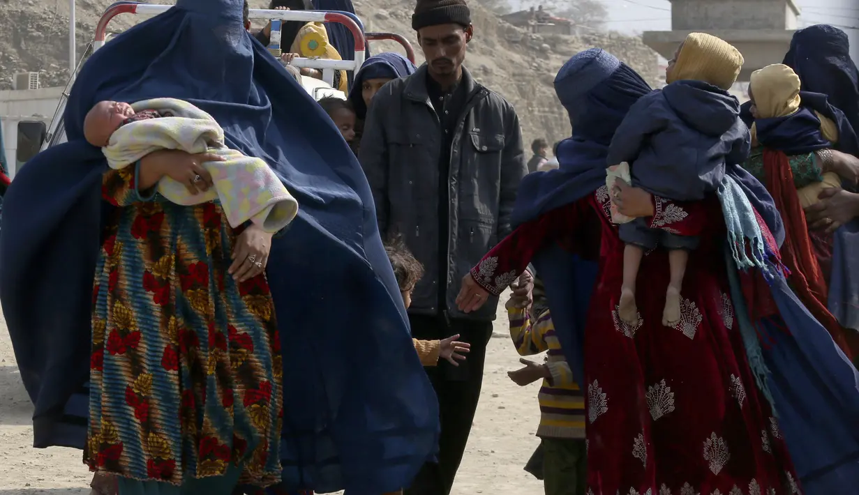 Laporan media lokal mengatakan hampir 100.000 imigran Afghanistan telah secara sukarela kembali ke negara mereka dari penyeberangan perbatasan Torkham di Khyber Pakhtunkhwa dan penyeberangan Chaman di provinsi Balochistan bulan ini. (AP Photo/Muhammad Sajjad)
