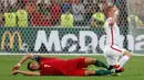 Striker Portugal, Cristiano Ronaldo, dilanggar pemain Polandia, Kamil Glik, pada laga perempat final Piala Eropa 2016 di Stade Velodrome, Marseille, Jumat (1/7/2016) dini hari WIB. (Reuters/Yves Herman)