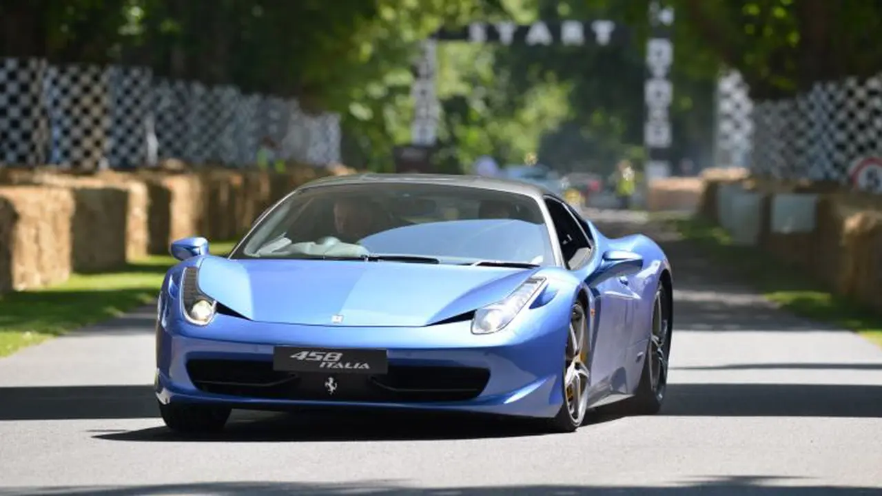 Gara-gara Bagasi Dianggap Berbahaya, Ferrari Terpaksa Tarik 458