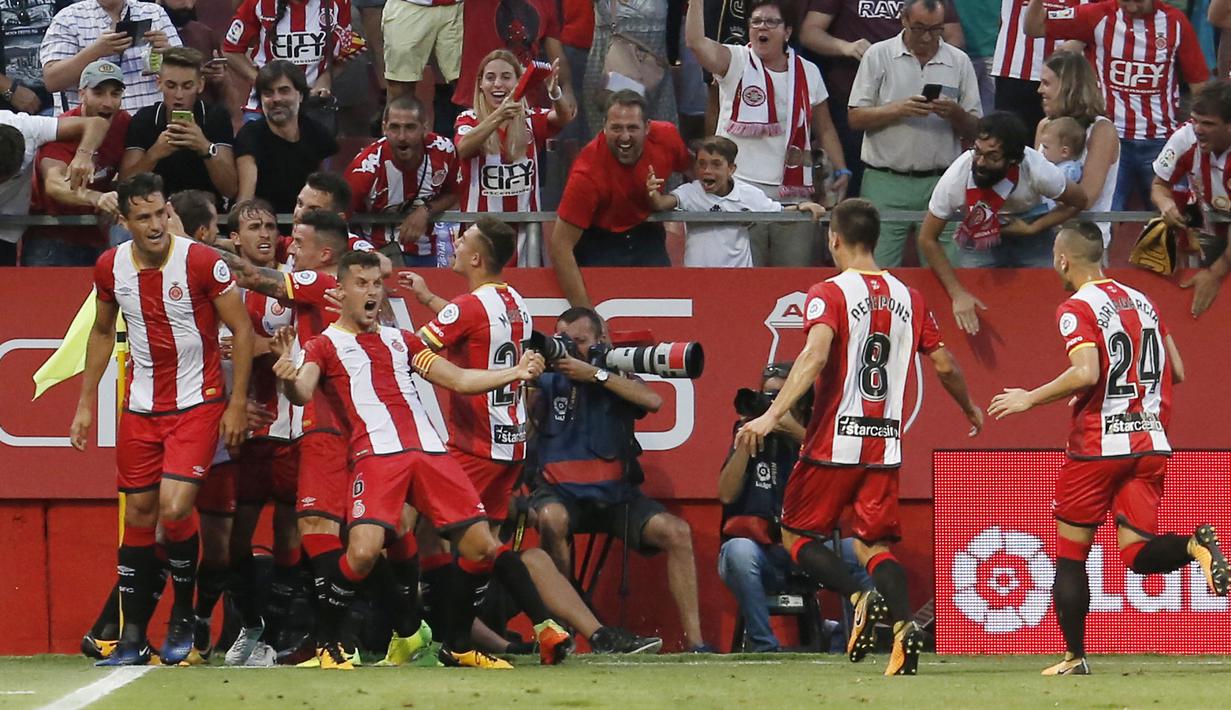 Para pemain Girona merayakan gol Cristhian Stuani saat melawan Atletico Madrid pada La Liga Spanyol di Montilivi stadium, Girona (19/8/2017). Atletico bermain imbang 2-2. (AFP/Pau Barrena)